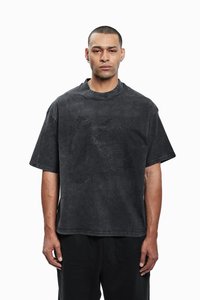 Sort oversized t-shirt med høj hals, der har et tekstureret grafikdesign og stjernemønstre lavet med perforeringer.
