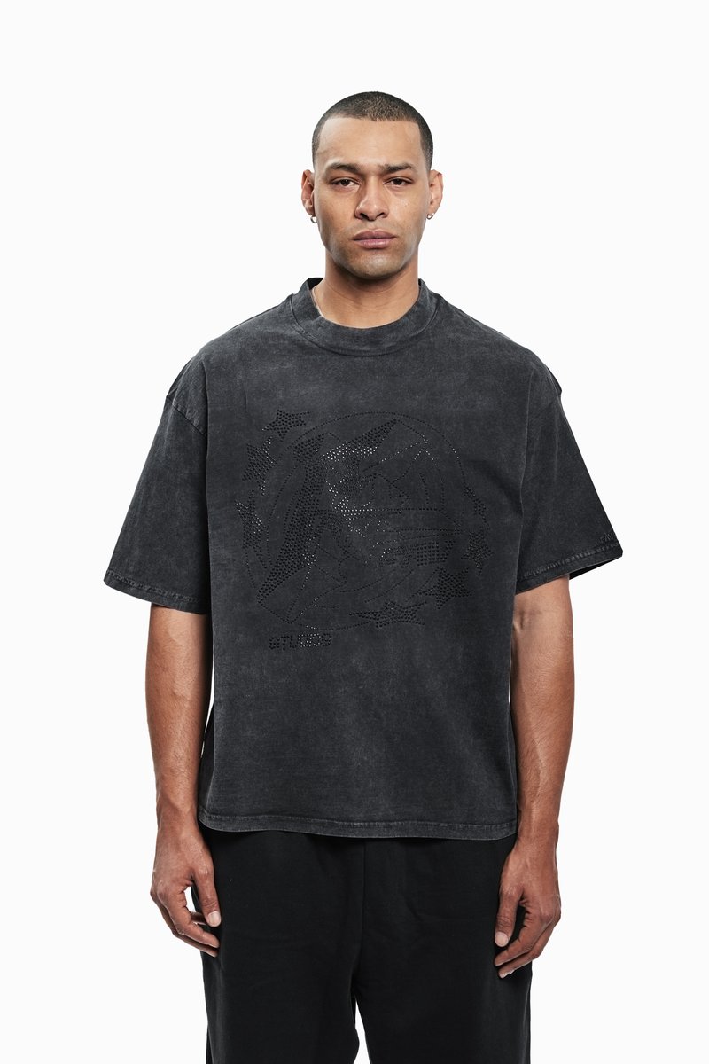Sort oversized t-shirt med høj hals, der har et tekstureret grafikdesign og stjernemønstre lavet med perforeringer.