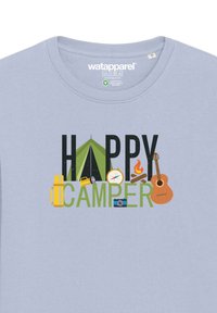 Helles blaues T-Shirt mit dem Text "HAPPY CAMPER" und Camping-Icons: Zelt, Gitarre, Kompass, Kamera, Taschenlampe und Lagerfeuer-Grafik.