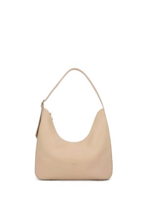 Bolso hobo de cuero beige con silueta curva, una sola correa para el hombro y cierre con cremallera. Presenta un logo sutil en la parte frontal.