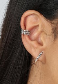 Ohr-Cuff aus Sterlingsilber mit Blattdesign, der sich um die Ohrknorpel wickelt; kombiniert mit einem eleganten, verlängerten Steckerohrring mit strukturiertem Oberflächen.