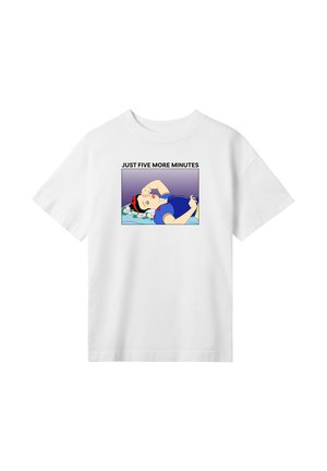 Hvid bomulds t-shirt med et grafisk design af en karakter i en blå kjole, med teksten "BARE FEM MINUTTER MERE" over billedet.