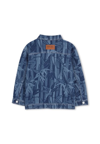 Denim jack met een donkerblauw bamboe patroon, voorzien van een leren label met merknaam aan de achterkant, drukknoopsluiting en een klassieke kraag.