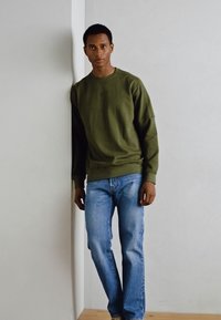 INDICODE JEANS Ikdienas džemperis - olive