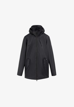 Chaqueta negra con capucha y cremallera frontal, con dos bolsillos inclinados, que incluye cordones en la capucha y un diseño elegante y minimalista.