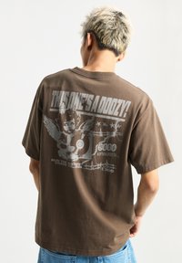 Vans EARTHBOUND LOOSE FIT - Camiseta estampada - dark brown