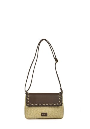 Bolso de hombro con cuerpo de tejido beige y solapa de cuero marrón oscuro con detalles de ojales metálicos y correa ajustable.