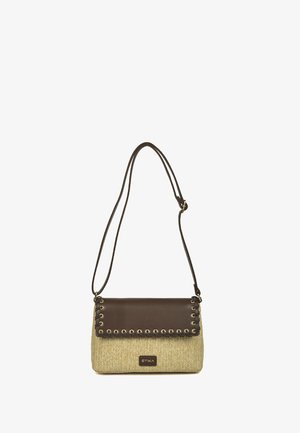Bolso de hombro con cuerpo de tejido beige y solapa de cuero marrón oscuro con detalles de ojales metálicos y correa ajustable.