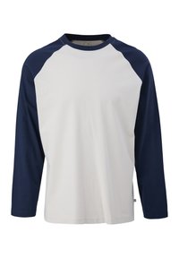 Langärmliges T-Shirt mit einem weißen Körper und navy-blauen Raglanärmeln. Hergestellt aus Baumwolle, hat es einen runden Halsausschnitt und eine lockere Passform.