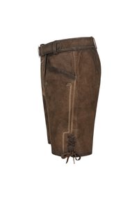 Shorts en cuir marron avec une taille ajustée, des coutures décoratives, des poches latérales et des détails de laçage à l'ourlet pour un ajustement réglable.