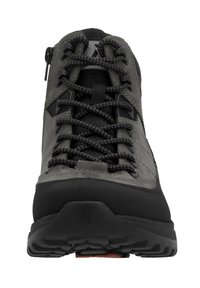 Grauer Wanderschuh mit robustem Design, ausgestattet mit einer Gummisohle, strukturiertem Stoff, schwarzen Akzenten und schwarzen Schnürsenkeln. Reißverschlussdetail an der Seite.