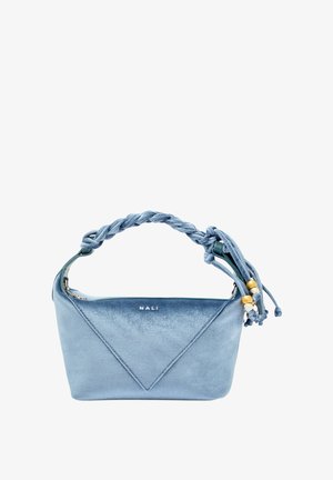 Lysblå fløjlshåndtaske med en flettet håndtag, der har dekorative perler og et trekantet frontpanel. Lynlåslukning.