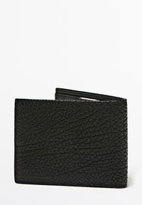 Schwarze, strukturierte Leder-Bifold-Geldbörse, teilweise geöffnet, auf einem schlichten weißen Hintergrund platziert.