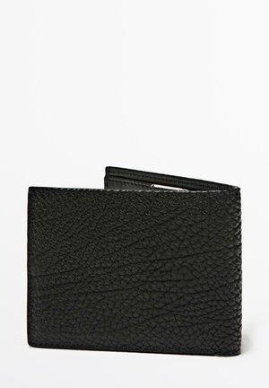 Portafoglio bifold in pelle nera texturizzata, parzialmente aperto, posizionato su uno sfondo bianco semplice.