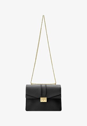 Zwarte leren handtas met een gouden ketting schouderriem, met een rechthoekige vorm, sluiting aan de voorkant met een gouden klips en subtiele gegraveerde details.