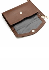 Bolso marrón de cuero con textura para llevar cruzado, abierto para mostrar el interior de tela gris y cierre con broche magnético con herrajes en tono dorado y correas desmontables.