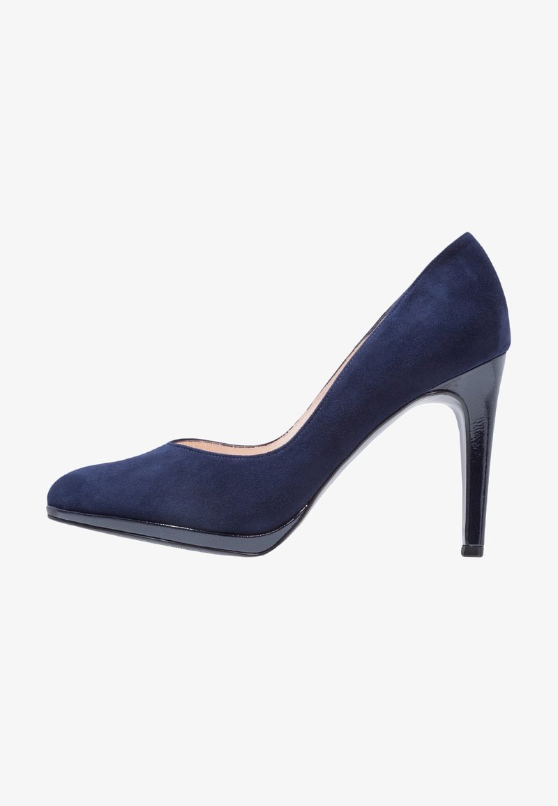 Chaussure à talon haut en daim bleu marine avec un bout pointu, un talon noir lisse et brillant, et un design élégant à l'avant décolleté.