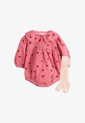 Roze corduroy romper met een kraag, hartjespatronen in donkerroze en bijpassende lichtroze geribbelde maillot. Bevat knoopsluitingen aan de voorkant.