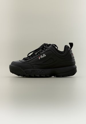 Basket FILA noir à lacets et à semelle épaisse, présenté de profil sur un fond uni.