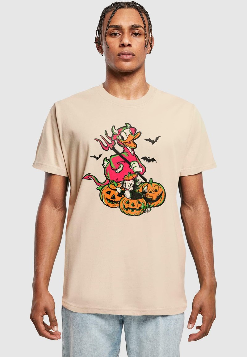 Beige Baumwoll-T-Shirt mit einem bunten Halloween-Motiv, das einen rosa Charakter, Kürbisse und Fledermäuse zeigt. Kurze Ärmel und lockere Passform.