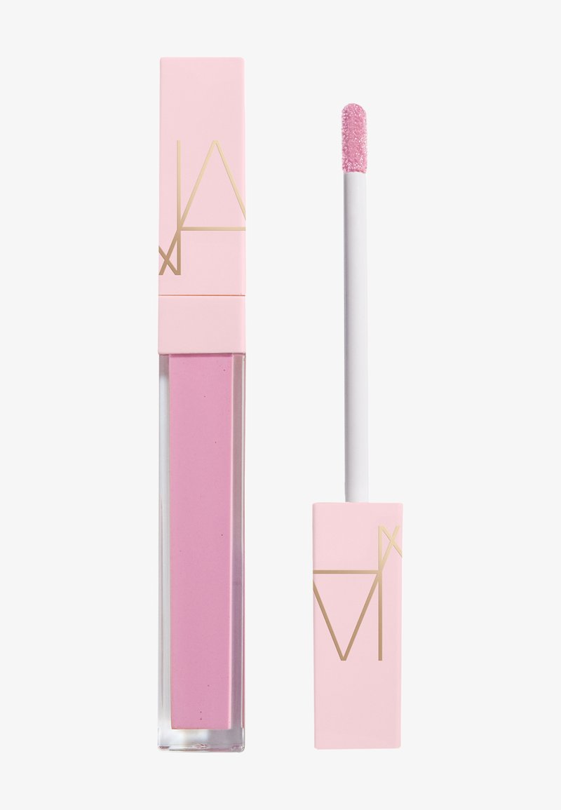 Tube de gloss à lèvres rose avec lettres dorées à côté d'un applicateur avec gloss rose sur fond blanc.