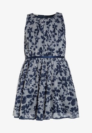 Ärmelloses knielanges Kleid mit marineblauem Blumenmuster auf hellgrauem Stoff und einem dünnen marineblauen Taillengürtel.