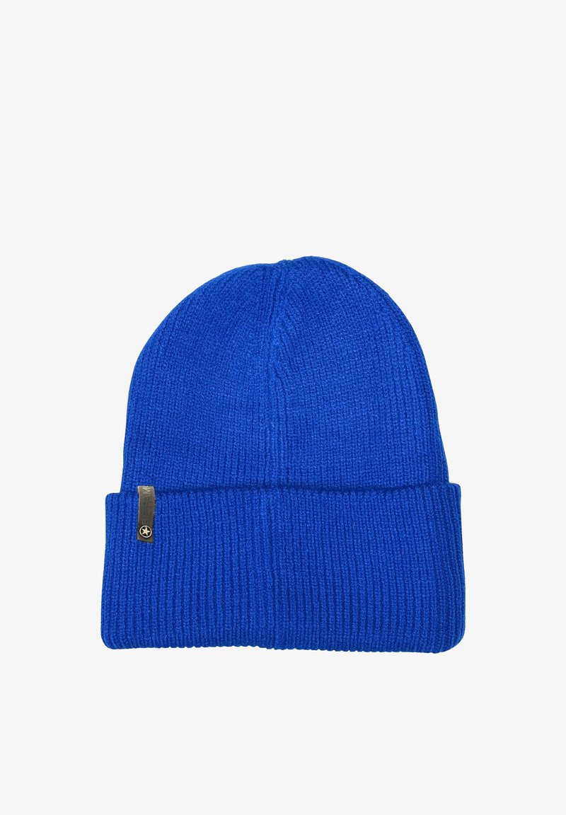 Blau gestrickte Mütze mit geripptem Muster, ausgestattet mit einem umgeschlagenen Saum und einem kleinen metallischen Logo-Tag an der Seite.