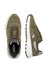 Zapatillas de ante verde oliva conacentos grises, detalles perforados, agujetas planas y suelas blancas; diseñadas para uso casual, con puntera redonda.