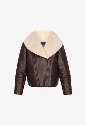 Brūns ādas jaka ar plašu, krēmkrāsas aitu vilnas apkakli, ar diagonālu rāvējslēdzēja aizdari un garām, pieguļošām piedurknēm.