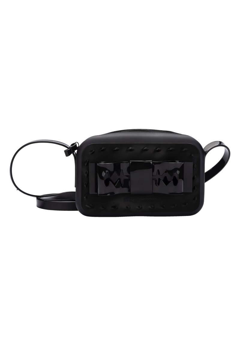 Borsa rettangolare nera con superficie liscia, dettaglio a fiocco nero lucido, bordi texturizzati e tracolla rimovibile. Chiusura con zip.