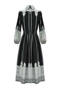 Czarna sukienka złożona z misternych białych koronkowych akcentów, długich rękawów, kołnierza, zgromadzonej w talii i wzorzystego dołu, z pionowymi paskami.