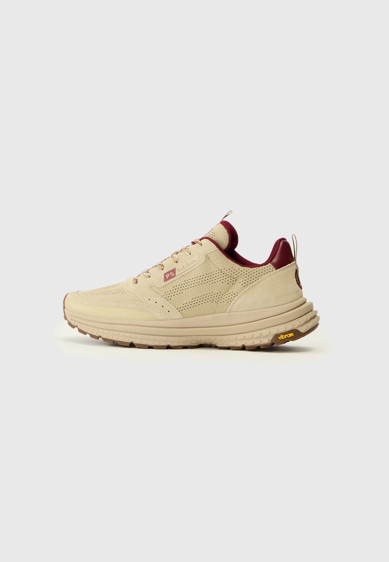 Baskets en daim beige avec des détails perforés, des accents bordeaux et une semelle durable arborant un logo Vibram. Lacets et tirant en boucle inclus.