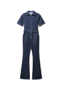 Combinaison en denim à manches courtes, fermeture éclair à l'avant et taille ceinturée. Couleur bleu foncé, deux poches avant et jambes évasées.