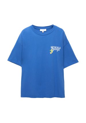 Blå bomulds T-shirt med rund halsudskæring, korte ærmer og grafisk tekst foran "NECTAR HILLS Peachy" sammen med frugtillustrationer.