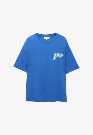 Blauwe katoenen T-shirt met een ronde halslijn, korte mouwen en een voorkant met de tekst "NECTAR HILLS Peachy" met fruitillustraties.
