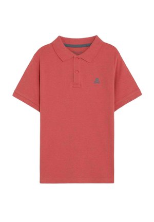 Polo rojo de manga corta con dos botones y un pequeño logo azul en el pecho izquierdo sobre un fondo blanco.