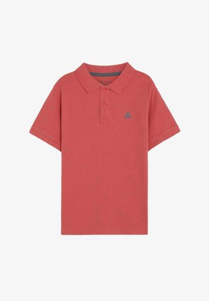 Polo rojo de manga corta con dos botones y un pequeño logo azul en el pecho izquierdo sobre un fondo blanco.