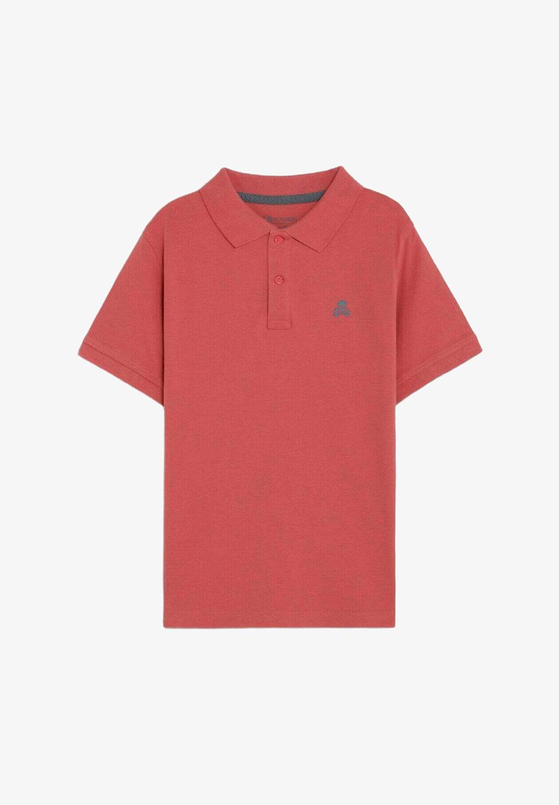 Polo rouge à manches courtes avec deux boutons et petit logo bleu sur la poitrine gauche sur fond blanc.