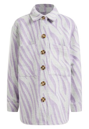 Chemise à manches longues avec boutons, imprimé zèbre violet clair et blanc, deux poches plaquées à l'avant et boutons ronds marron.