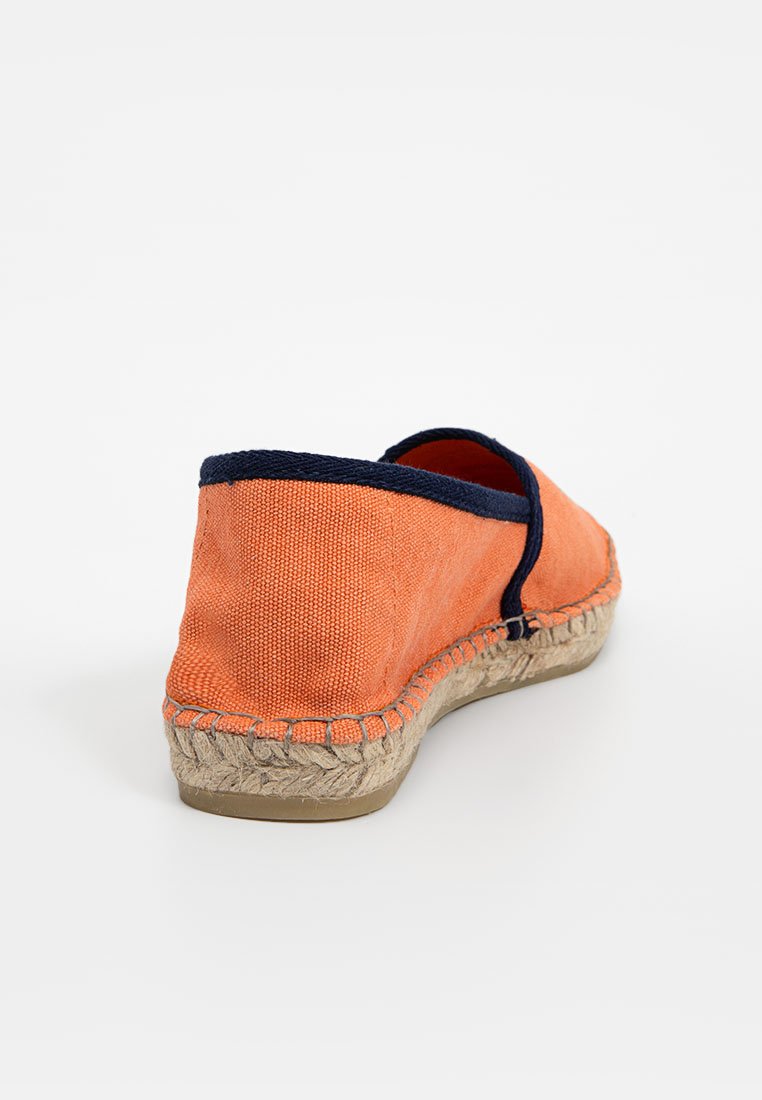 Espadrilla in tela arancione con bordino blu, vista da dietro e di lato, caratterizzata da una suola tradizionale in juta intessuta e suola in gomma.