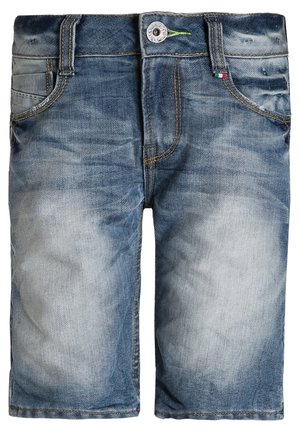 Jeansshorts in verblasstem Blau, mit Knopf- und Reißverschluss, fünf Taschen, gelber Naht und einem grün-roten Etikett am Taillenbund.