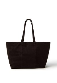 Sac fourre-tout en suède noir avec deux longues poignées, forme rectangulaire et coutures visibles sur le devant et les côtés.