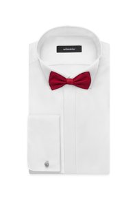 Biała koszula z kołnierzykiem, z czerwoną muszką. Zawiera mankiet z dekoracyjnym srebrnym guzikiem.