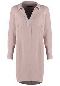Robe longue à manches longues mauve clair avec col, col en V profond, deux poches poitrine et poignets boutonnés, coupe droite avec un ourlet légèrement arrondi.