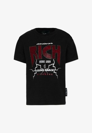 Zwart T-shirt met korte mouwen met rode gespijkerde tekst "RICH", witte bliksemgrafieken en "Young Savage" en "John Richmond" branding aan de voorkant.