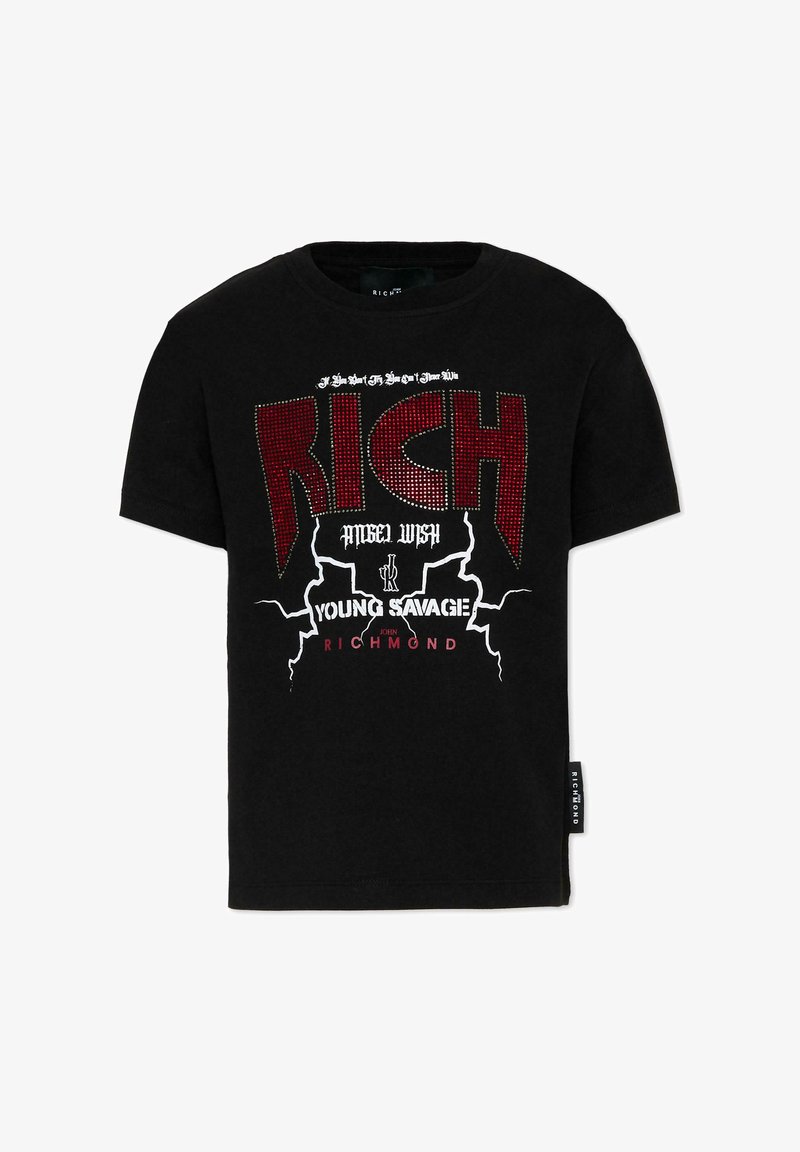 T-shirt noir à manches courtes avec le texte "RICH" clouté en rouge, des graphiques d'éclairs blancs, et les marques "Young Savage" et "John Richmond" à l'avant.
