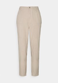 Pantalones de tela beige, ajustados y con una textura suave, cierre delantero de botón y dos bolsillos laterales tipo parche para mayor utilidad.