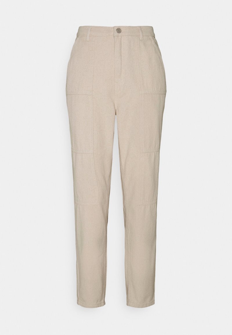 Pantalones de tela beige, ajustados y con una textura suave, cierre delantero de botón y dos bolsillos laterales tipo parche para mayor utilidad.