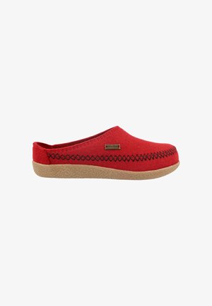 Chaussure à enfiler en feutre rouge avec un bout rond, des coutures noires contrastées et une semelle beige texturée. Présente un petit accent en métal marqué.