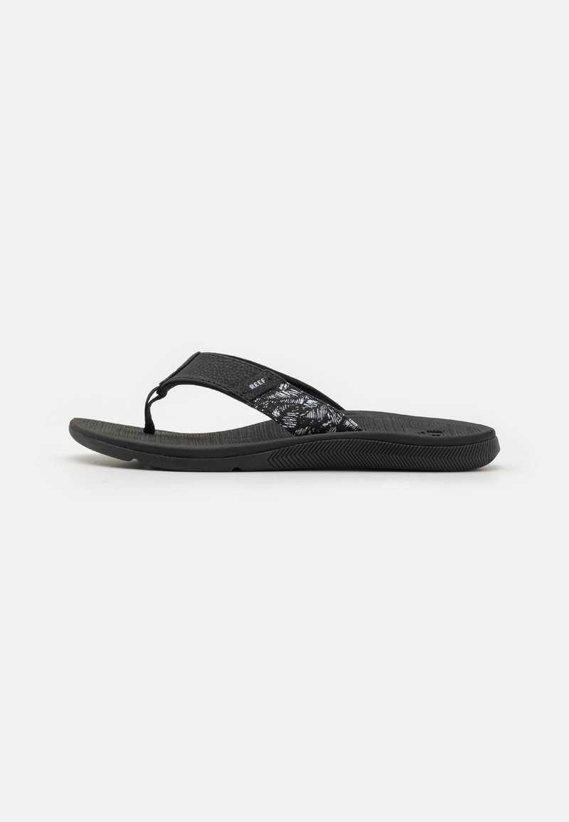 Tongs noires avec une semelle en caoutchouc texturée, une bride en tissu présentant un motif monochrome et un léger arc pour le confort.